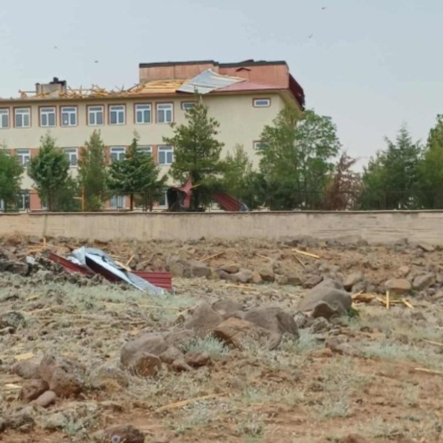 Diyarbakır'da kuvvetli rüzgar okulun çatısını uçurdu