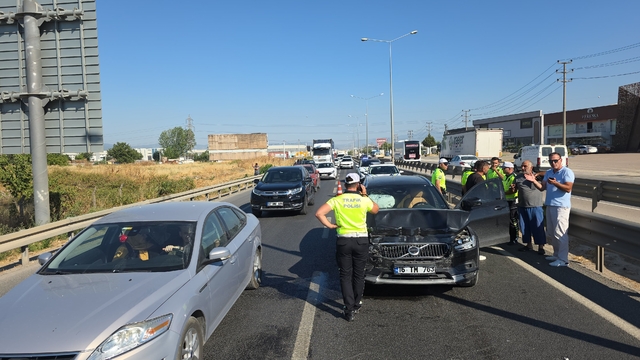 Bursa'da 3 aracın karıştığı zincirleme trafik kazasında 1 kişi yaralandı