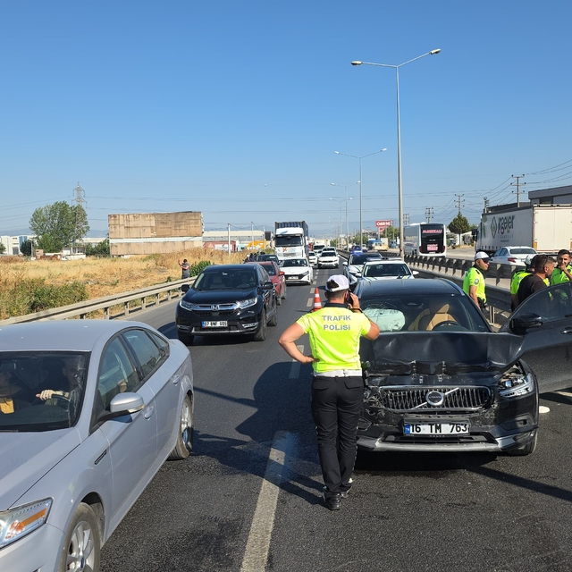 Bursa'da 3 aracın karıştığı zincirleme trafik kazasında 1 kişi yaralandı