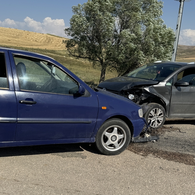 Bayburt'ta iki otomobilin çarpıştığı kazada 4 kişi yaralandı