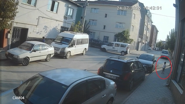 Cipin çarptığı çocuk öldü; kaza kamerada