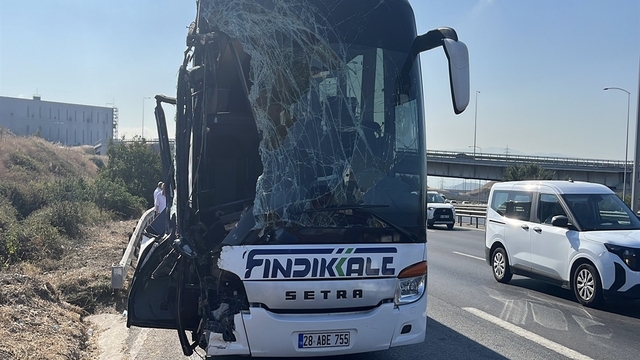 TEM'de yolcu otobüsü kamyona arkadan çarptı; 1 ölü, 6 yaralı (2)