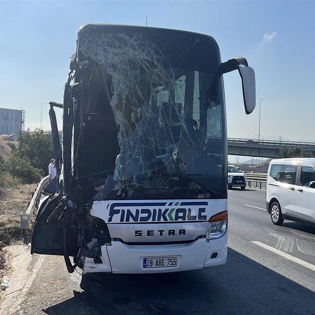 TEM'de yolcu otobüsü kamyona arkadan çarptı; 1 ölü, 6 yaralı (2)