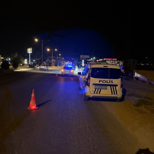 Elazığ'da üç tekerlekli motosiklet ile otomobilin çarpışması sonucu 3 kişi...