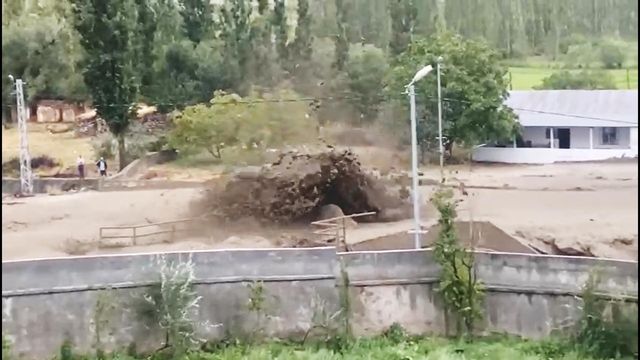 Kars'ta sağanak; sel ve heyelan 8 köyü vurdu, yollar kapandı