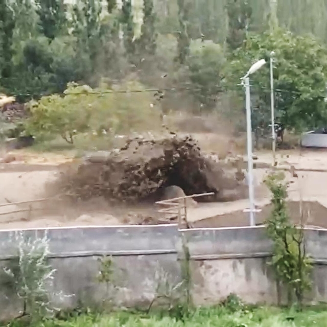 Kars'ta sağanak; sel ve heyelan 8 köyü vurdu, yollar kapandı