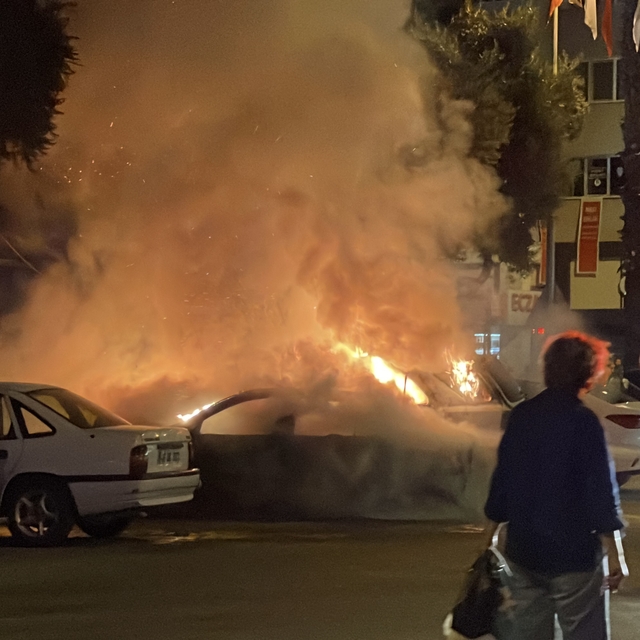 Muğla'da park halindeki iki otomobil ve bir elektrikli bisiklet yandı