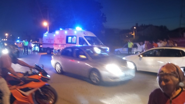 Samsun'da otomobille çarpışan elektrikli bisikletteki 3 kişi yaralandı