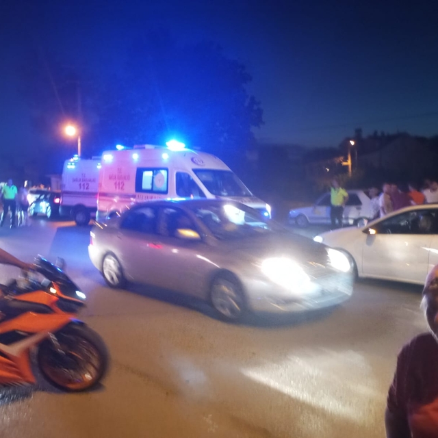 Samsun'da otomobille çarpışan elektrikli bisikletteki 3 kişi yaralandı