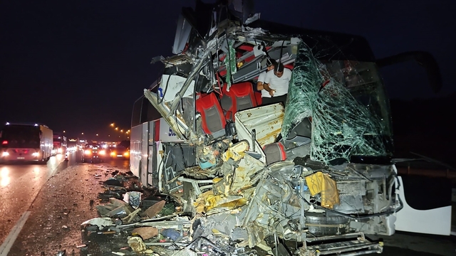 TAG Otoyolu Tarsus geçişinde yolcu otobüsü TIR'a arkadan çarptı; 9 yaralı