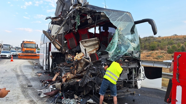 Mersin'de yolcu otobüsünün tıra çarpması sonucu 9 kişi yaralandı