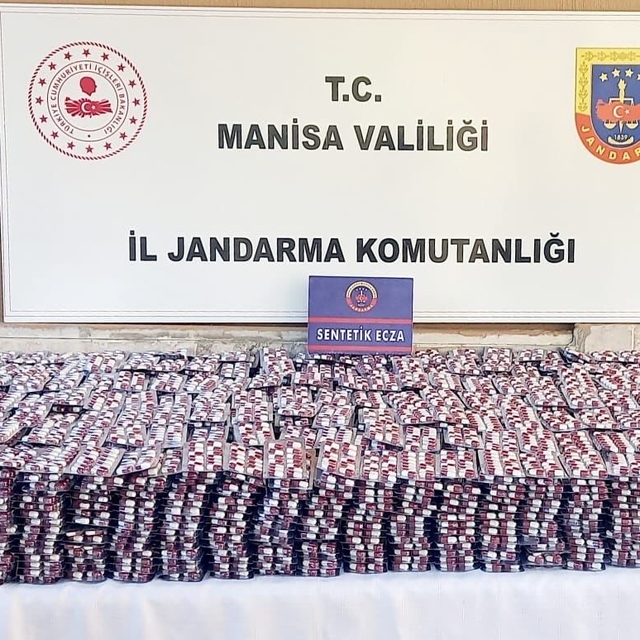 Alaşehir'de otomobilinde 40 bin 892 sentetik ecza hapı ele geçirildi