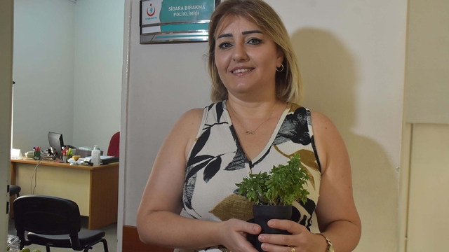 Sigarayı bırakan 25 yıllık tiryaki, kül tablasını saksıya dönüştürdü