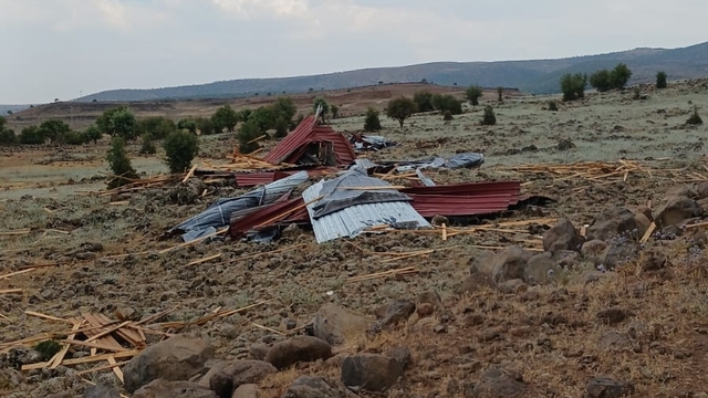 Diyarbakır'da şiddetli rüzgar okulun çatısını uçurdu