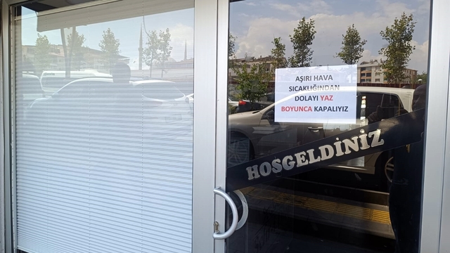 Bingöl'de sıcaklık 40 dereceyi aştı; işçiler hortumla serinledi, bazı esnaf dükkanını kapattı
