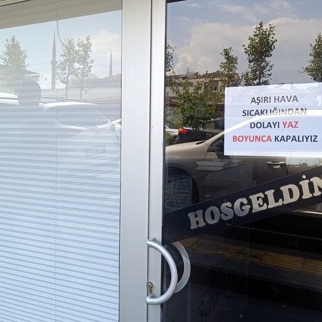 Bingöl'de sıcaklık 40 dereceyi aştı; işçiler hortumla serinledi, bazı esnaf...