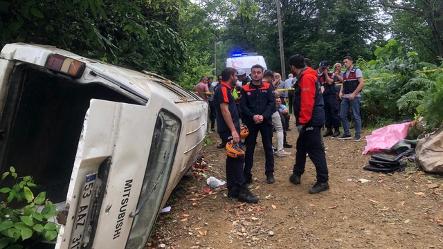 Rize'de minibüs, yamaçtan yuvarlandı; 2 ölü, 3 yaralı