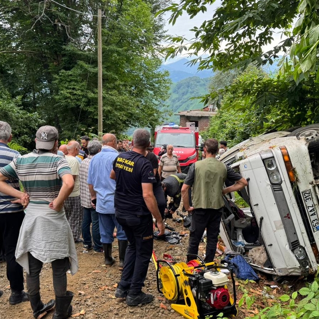 Rize'de panelvanın devrilmesi sonucu 2 kişi öldü, 3 kişi yaralandı