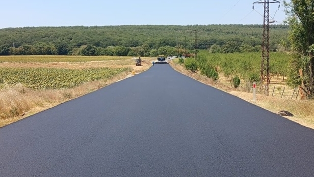 Edirne'de köy yollarında sıcak asfalt çalışmaları sürüyor