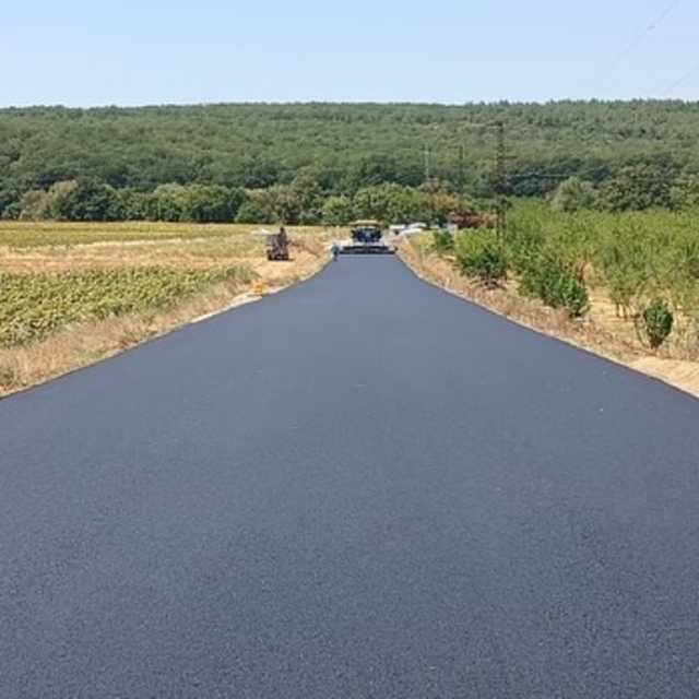 Edirne'de köy yollarında sıcak asfalt çalışmaları sürüyor