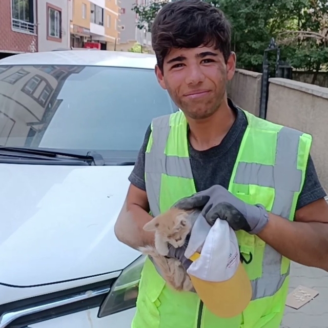 Temizlik görevlisi, otomobilin motor bölümüne sıkışan kediyi kurtardı
