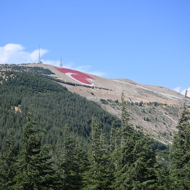 Kahramanmaraş'ın zirvesine dev Türk bayrağı ve İstiklal Madalyası işleniyor