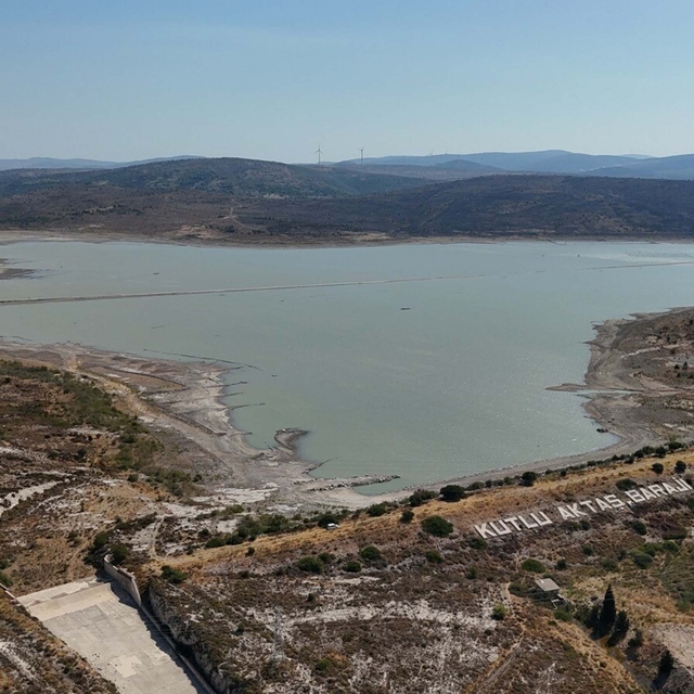 Turistik ilçe Çeşme'de su kesintisi; oteller depoları doldurdu