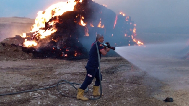 Siirt'te saman balyalarında çıkan yangın söndürüldü