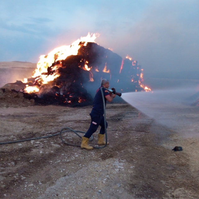 Siirt'te saman balyalarında çıkan yangın söndürüldü