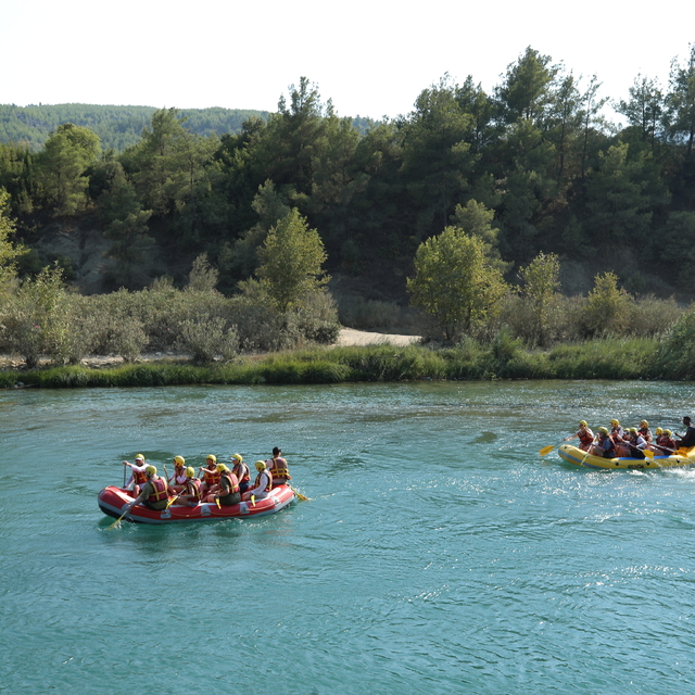 Köprüçay, Antalya'da sıcaktan bunalan tatilcilere alternatif serinleme imka...