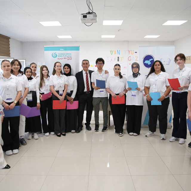 Yabancı öğrenciler söyledikleri yöresel şarkılarla Türkçelerini pekiştiriyo...