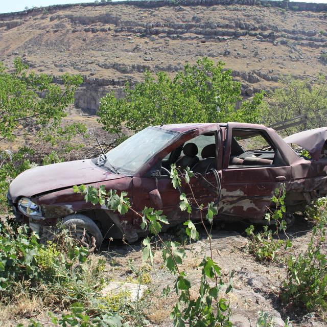 Kayseri'de müstakil evin bahçesine düşen otomobilin sürücüsü yaralandı