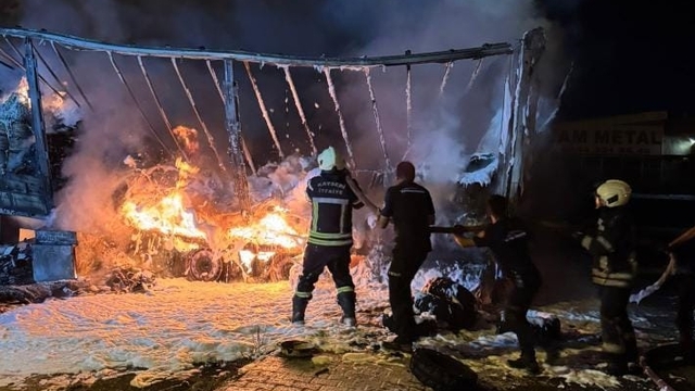 Kayseri'de yanan tırın dorsesi kullanılamaz hale geldi
