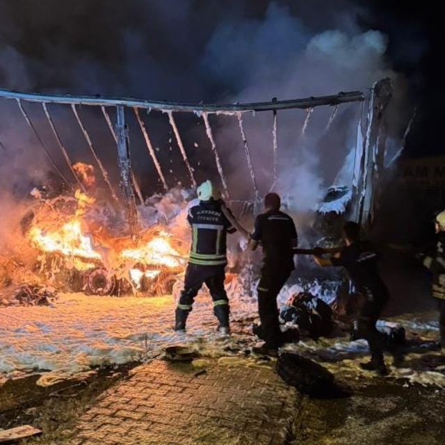 Kayseri'de yanan tırın dorsesi kullanılamaz hale geldi