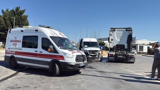 Kocaeli'de tır ve minibüsün çarpıştığı kazada 2 kişi yaralandı
