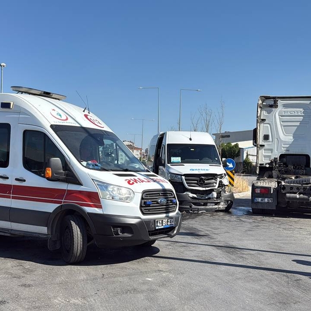 Kocaeli'de tır ve minibüsün çarpıştığı kazada 2 kişi yaralandı