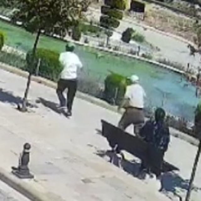 Telefon dolandırıcısı, parkta buluştuğu kadının parasını alıp kaçtı: o anla...