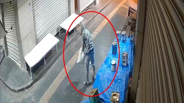 Siirt'te dükkan önünden fıstık hırsızlığı kamerada