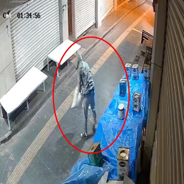 Siirt'te dükkan önünden fıstık hırsızlığı kamerada