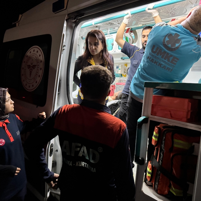 Hakkari kırsalında rahatsızlanan çoban, ekiplerin çabasıyla hastaneye ulaşt...