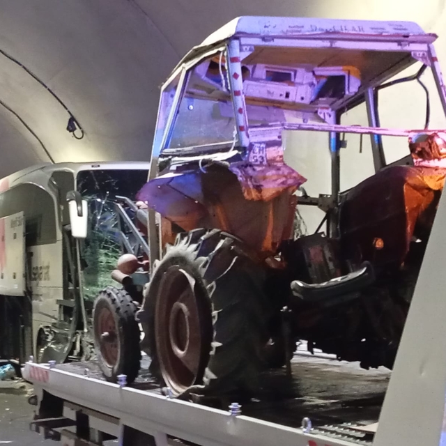Tünelde yolcu otobüsü ile çarpışan traktörün sürücüsü yaralandı