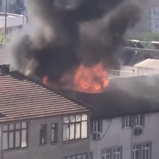 Çatı katında çıkan yangın söndürüldü; mahsur kalan 2 kişi kurtarıldı