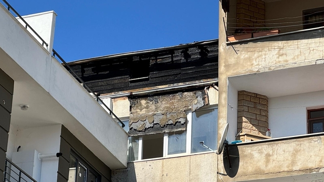 Kocaeli'de apartmanın çatısında çıkan yangın söndürüldü