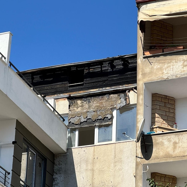 Kocaeli'de apartmanın çatısında çıkan yangın söndürüldü