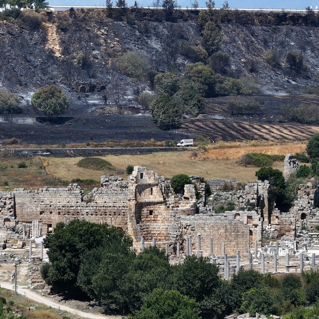 Antalya'nın Aksu ilçesindeki orman yangınından etkilenen alanlar havadan gö...