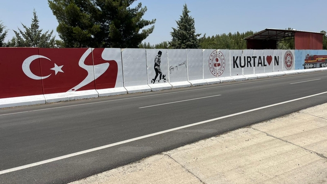 Siirt'te güvenlik duvarlarına "Kurtalan Ekspresi" resmedildi