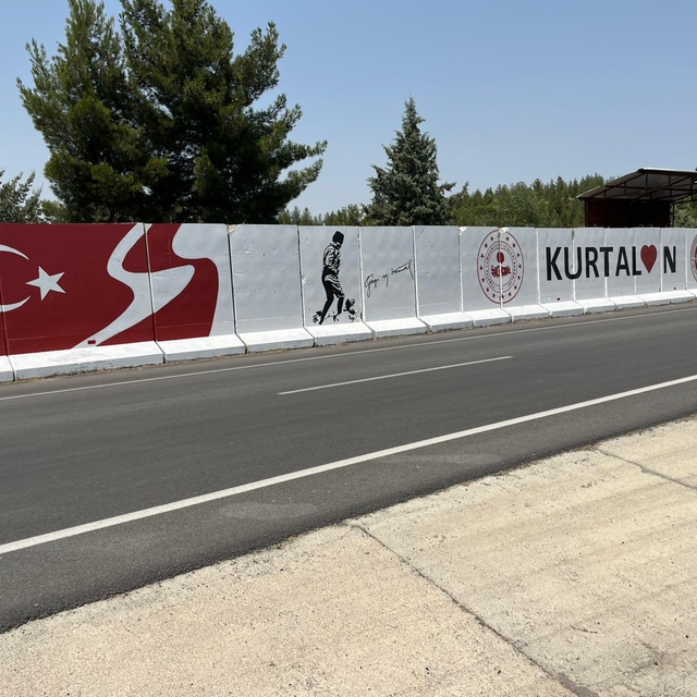 Siirt'te güvenlik duvarlarına "Kurtalan Ekspresi" resmedildi