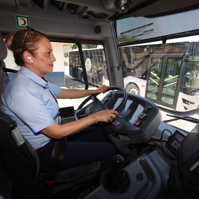 Muğla'da kadın otobüs şoförleri, güler yüzle yolcularını duraklarına ulaştı...