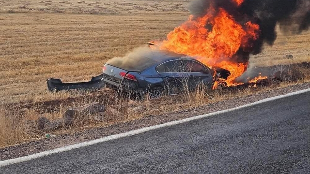 Şanlıurfa'da kaza yapan otomobilde çıkan yangın itfaiye ekiplerince söndürüldü
