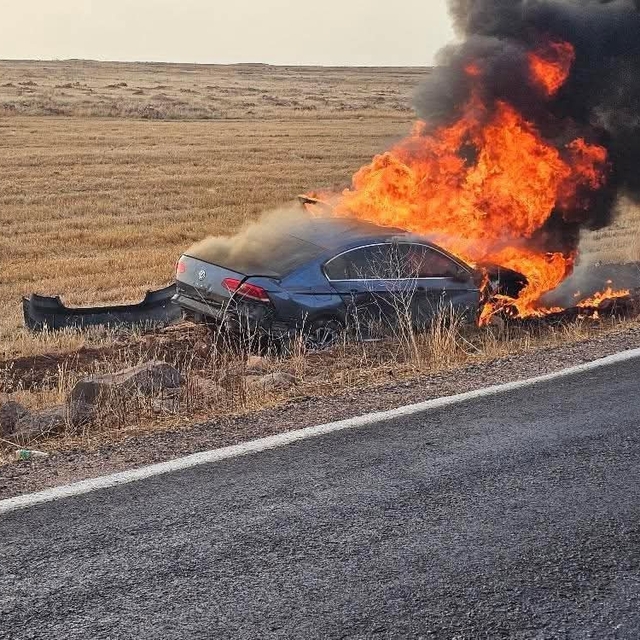 Şanlıurfa'da kaza yapan otomobilde çıkan yangın itfaiye ekiplerince söndürü...